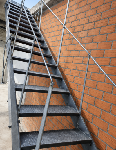escaleras metalicas negras